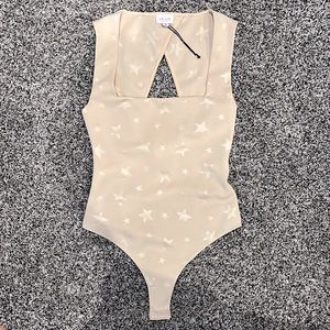 Le Lis collection tan with imprinted stars bodysuit size small